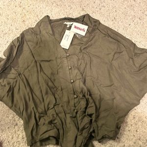 Olive green cropped shirt size (XL)